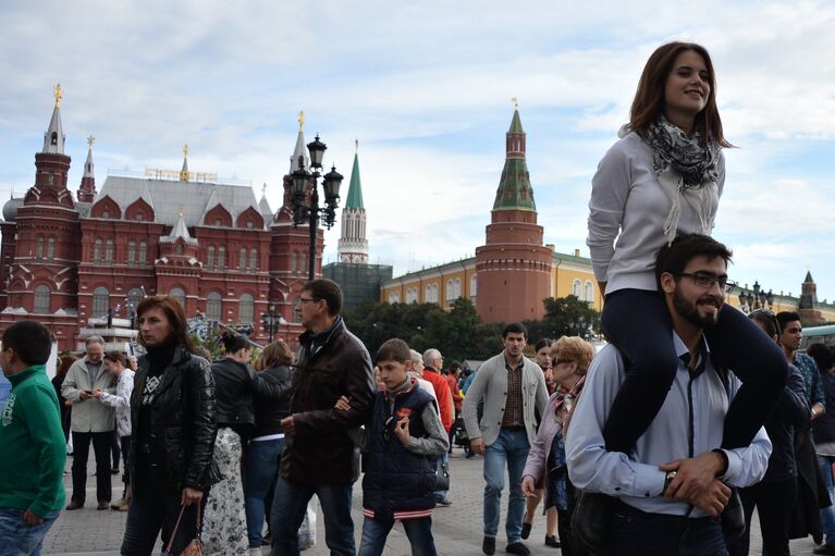 Жители и гости Москвы во время празднования Дня города