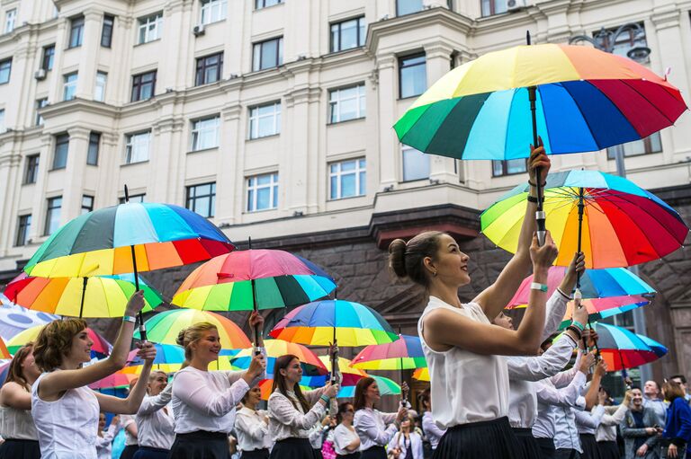 Жители и гости Москвы во время празднования Дня города