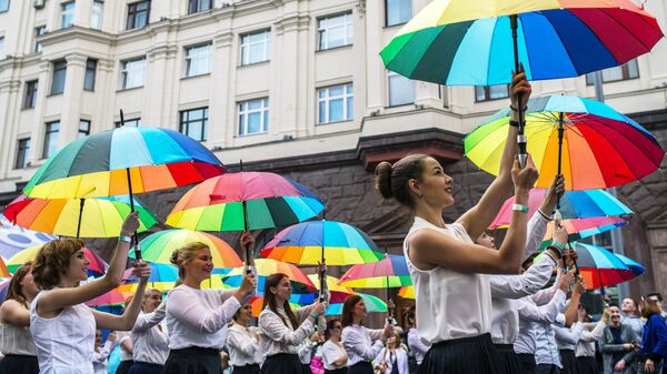 Жители и гости Москвы во время празднования Дня города