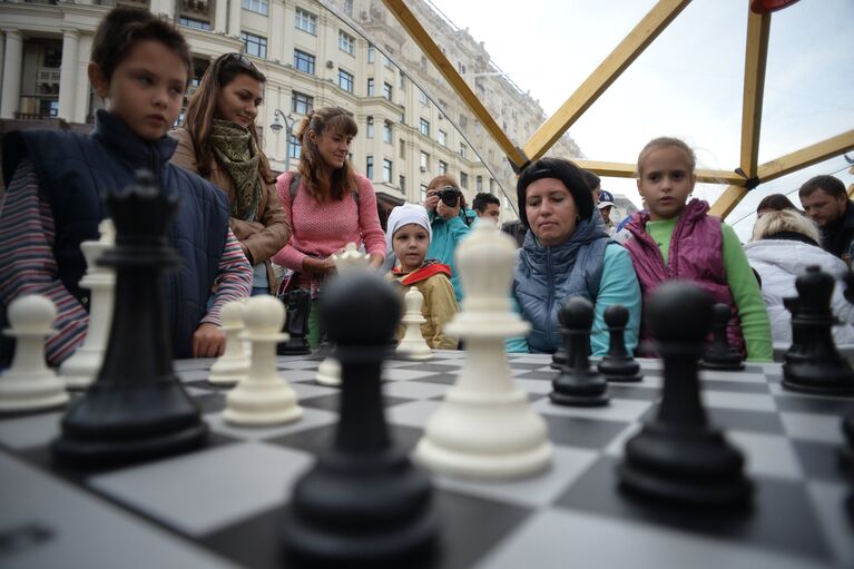 Жители и гости Москвы на праздничных мероприятиях во время празднования Дня города