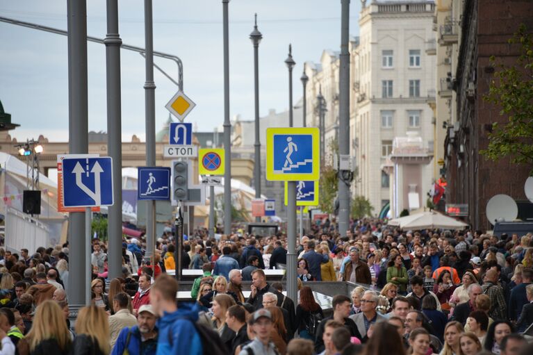 Жители и гости Москвы на праздничных мероприятиях во время празднования Дня города