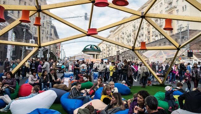 Жители и гости Москвы во время празднования Дня города