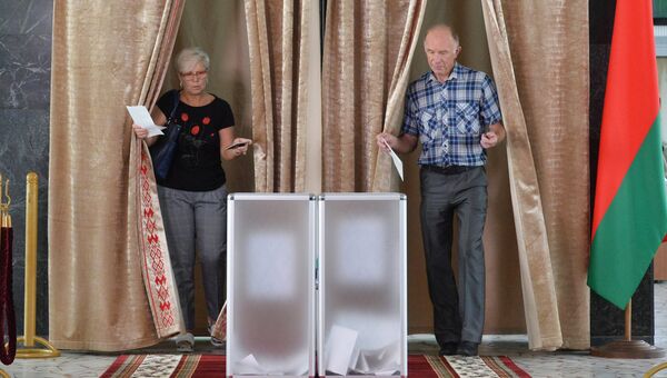 Избиратели голосуют на участке №509 в Минске во время парламентских выборов в Белоруссии. Архивное фото