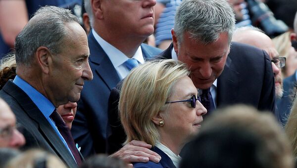 Кандидат в президенты США от демократов Хиллари Клинтон на официальной церемонии памяти жертв терактов 11 сентября 2001 года в Нью-Йорке