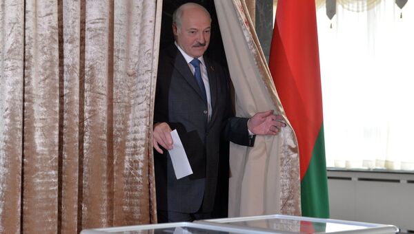 Президент Белоруссии Александр Лукашенко голосует на парламентских выборах в Белоруссии. Архивное фото