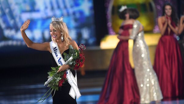Завоевавшая корону и титул Мисс Америка-2017 Савви Шилдс