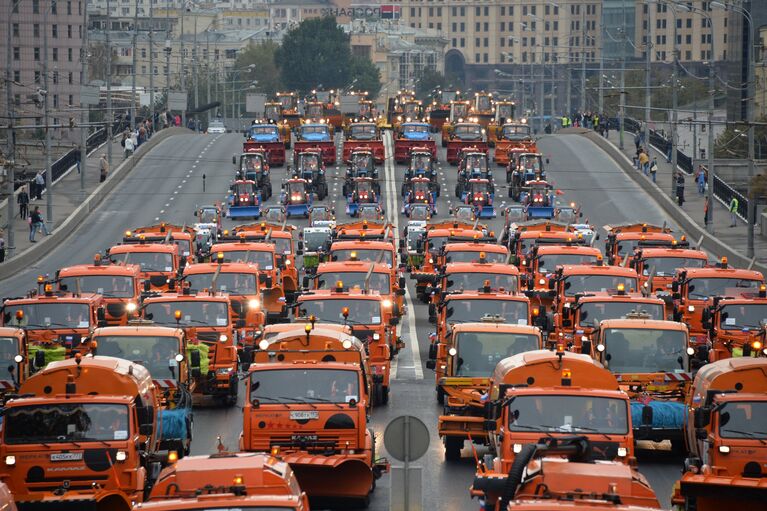 Автомобили ГБУ Автомобильные дороги города Москвы во время Первого московского парада городской техники