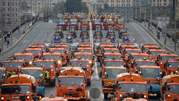 Автомобили ГБУ Автомобильные дороги города Москвы во время Первого московского парада городской техники