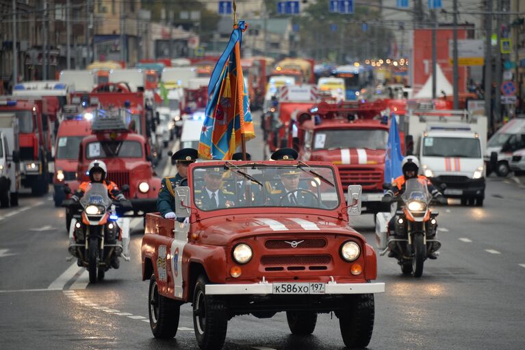 Автомобиль ГУ МЧС России по городу Москве во время Первого московского парада городской техники