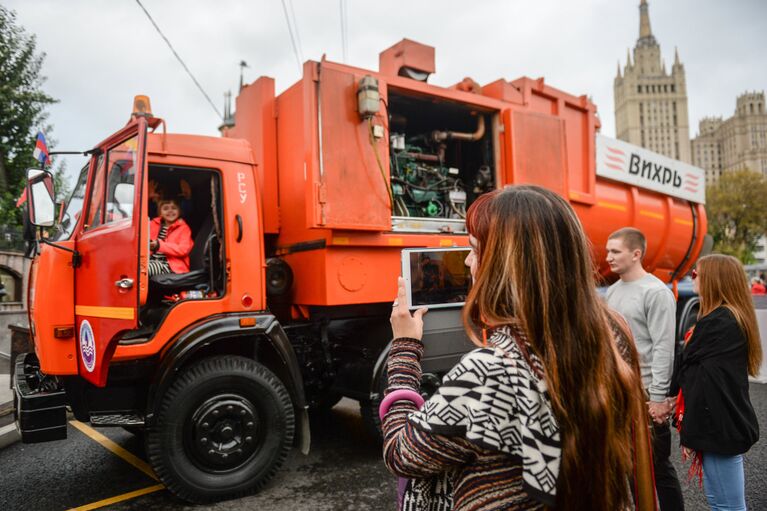 Посетители на выставке спецтехники на Красной Пресне во время Первого московского парада городской техники