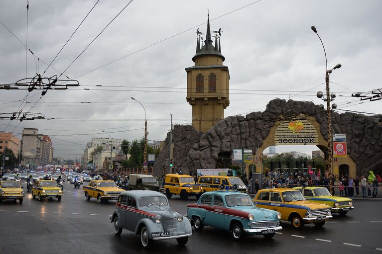 Автомобили УГИБДД ГУ МВД по городу Москве во время Первого московского парада городской техники на Баррикадной улице