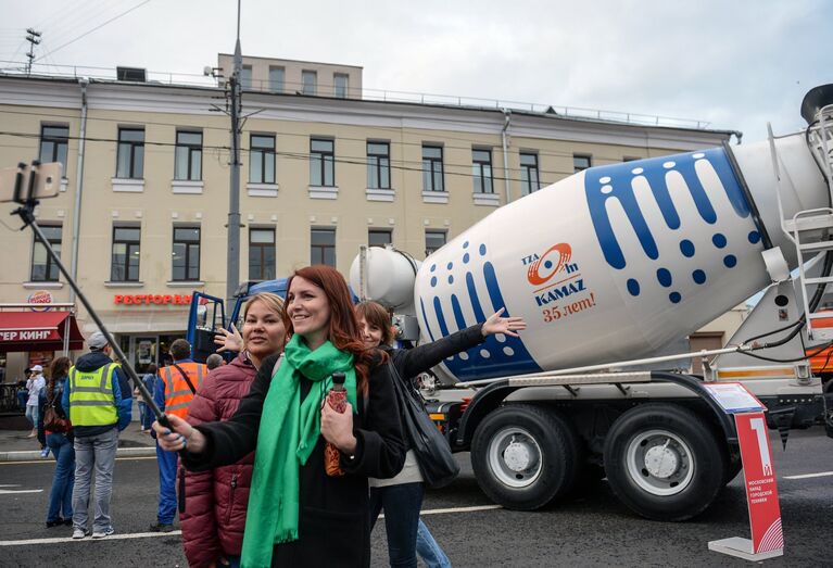 Посетители на выставке спецтехники на Красной Пресне во время Первого московского парада городской техники