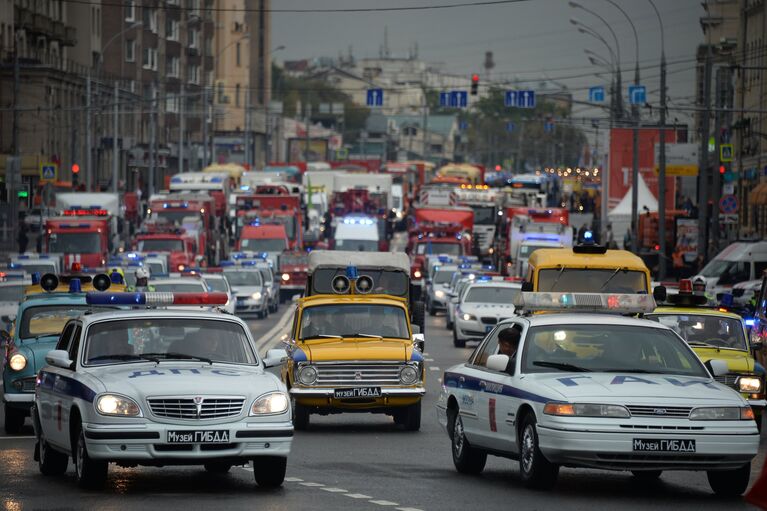 Автомобили УГИБДД ГУ МВД по городу Москве во время Первого московского парада городской техники