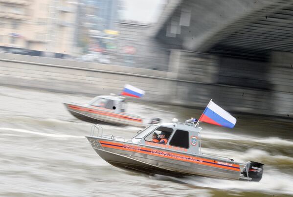 Выступление участников спасательной службы на водных объектах МЧС РФ во время Первого московского парада городской техники