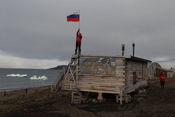 Сотрудники консервируют полярную станцию на зимний период в бухте Тихая на острове Гукера архипелага Земля Франца-Иосифа