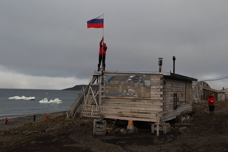 Сотрудники консервируют полярную станцию на зимний период в бухте Тихая на острове Гукера архипелага Земля Франца-Иосифа