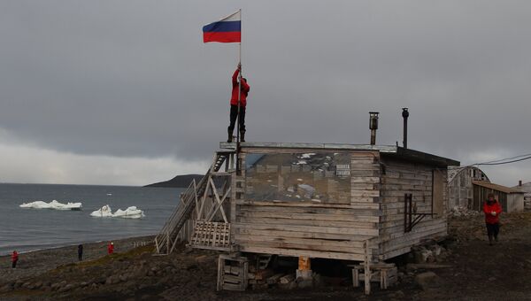Сотрудники консервируют полярную станцию на зимний период в бухте Тихая на острове Гукера архипелага Земля Франца-Иосифа