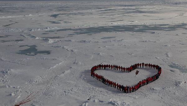 Туристы на географическом Северном полюсе