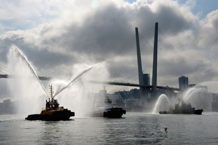 Тушение условного пожара на судне, освобожденном морским спецназом от террористов, на церемонии открытия Международного военно-технического форума АРМИЯ-2016 во Владивостоке