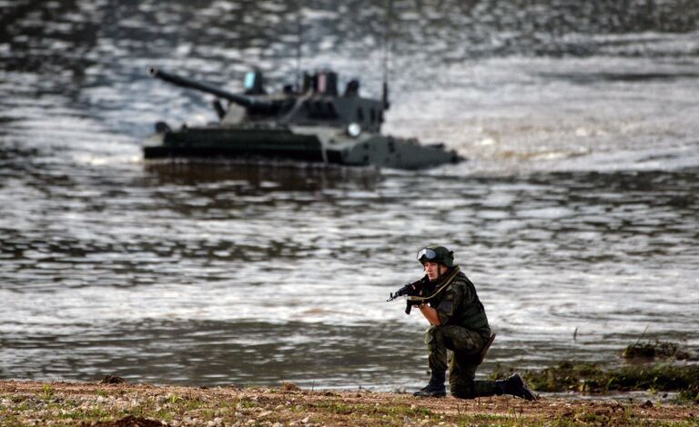 Военнослужащий во время демонстрационного показа военной техники на полигоне Алабино на Международном военно-техническом форуме АРМИЯ-2016