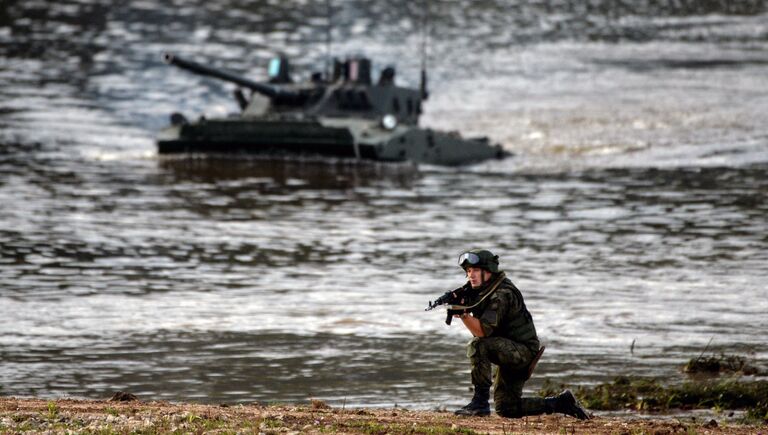 Военнослужащий во время демонстрационного показа военной техники на полигоне Алабино на Международном военно-техническом форуме АРМИЯ-2016