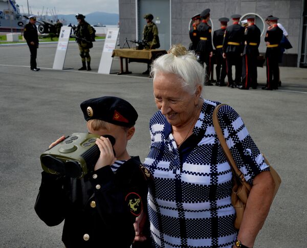 Воспитанник военно-патриотического клуба с бабушкой на церемонии открытия Международного военно-технического форума АРМИЯ-2016 во Владивостоке