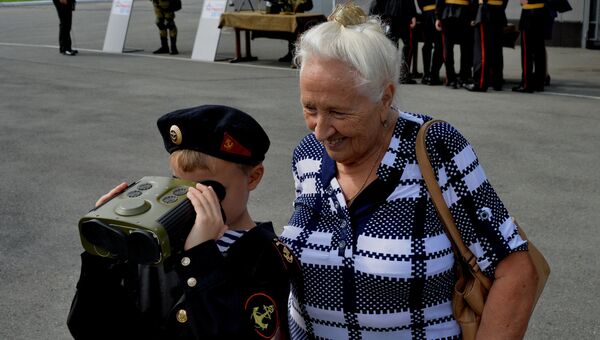 Воспитанник военно-патриотического клуба с бабушкой на церемонии открытия Международного военно-технического форума АРМИЯ-2016 во Владивостоке