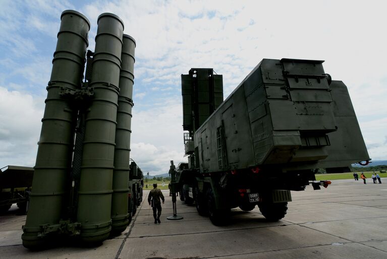 Зенитный ракетный комплекс С-400 Триумф на аэродроме Центральная Угловая на церемонии открытия Международного военно-технического форума АРМИЯ-2016