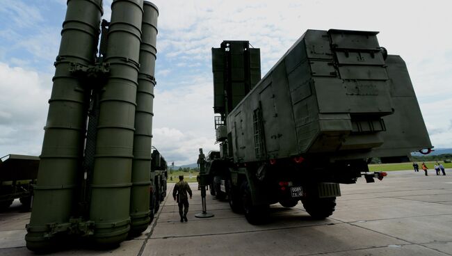 Зенитный ракетный комплекс С-400 Триумф на аэродроме Центральная Угловая на церемонии открытия Международного военно-технического форума АРМИЯ-2016