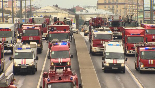Кареты скорой помощи и эвакуаторы: как прошел парад техники в Москве
