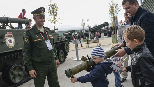 Посетители на закрытии Международного военно-технического форума Армия-2016