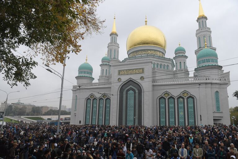 Мусульмане в день праздника жертвоприношения Курбан-Байрам возле Московской Соборной мечети