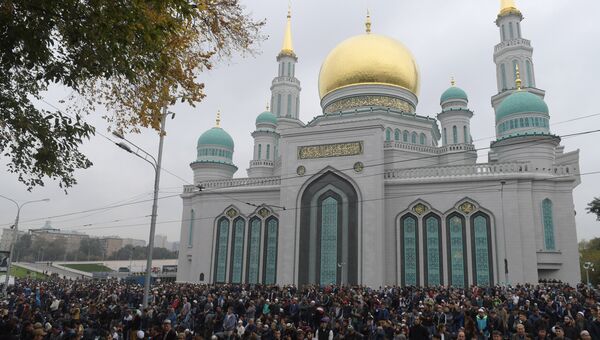 Мусульмане в день праздника жертвоприношения Курбан-Байрам возле Московской Соборной мечети. 12 сентября 2016