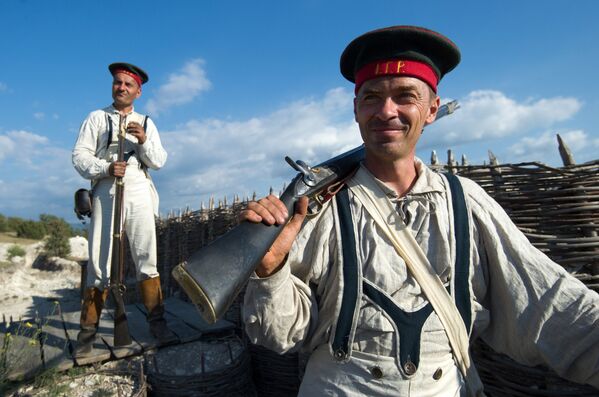 Участники реконструкции Крымская война на Крымском военно-историческом фестивале