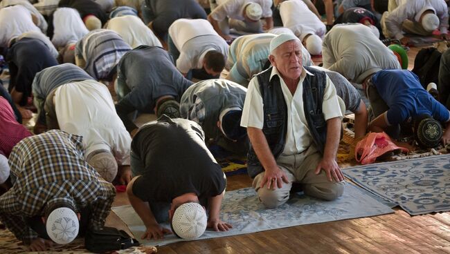Мусульмане в день праздника жертвоприношения Курбан-Байрам в зале Дворца культуры профсоюзов в Симферополе
