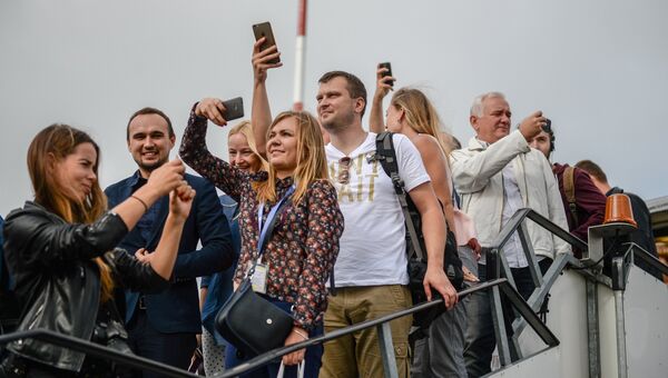 Пассажиры самолета авиакомпании Белавиа первого рейса, прибывшего в аэропорт Жуковский