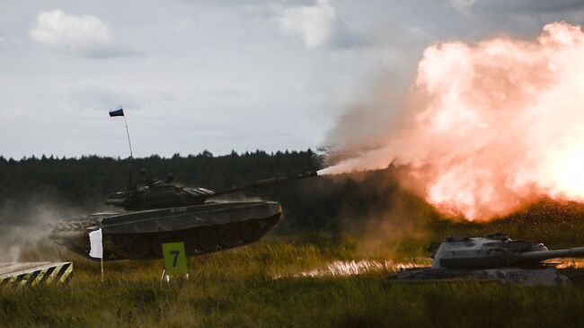 Танк Т-72 Б3 во время показательных учений на полигоне Алабино на международном военно-техническом форуме Армия-2016