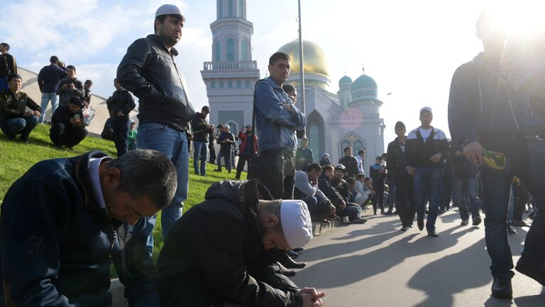 Мусульмане в день праздника жертвоприношения Курбан-Байрам возле Московской Соборной мечети