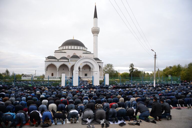 Мусульмане в день праздника жертвоприношения Курбан-Байрам у мечети имени Имама Исмаила Аль-Бухари в Верхней Пышме