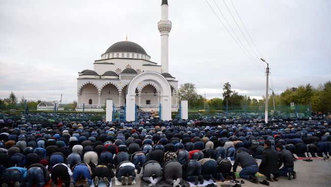 Мусульмане в день праздника жертвоприношения Курбан-Байрам у мечети имени Имама Исмаила Аль-Бухари в Верхней Пышме Мусульмане в день праздника жертвоприношения Курбан-Байрам у мечети имени Имама Исмаила Аль-Бухари в Верхней Пышме