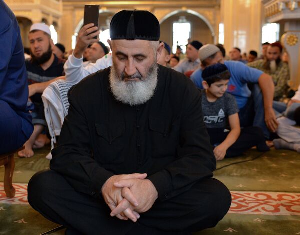 Мусульмане в день праздника жертвоприношения Курбан-Байрам в центральной мечети имени Ахмата Кадырова в Грозном