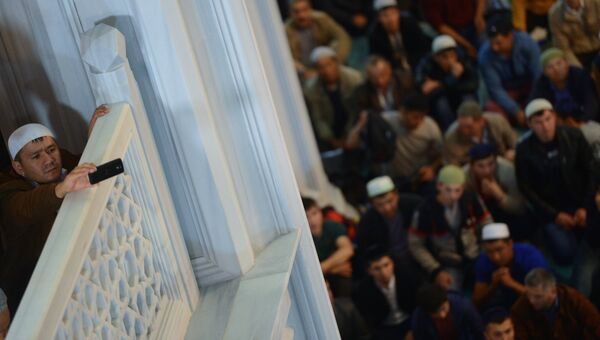 Мусульмане в день праздника жертвоприношения Курбан-Байрам в Московской Соборной мечети