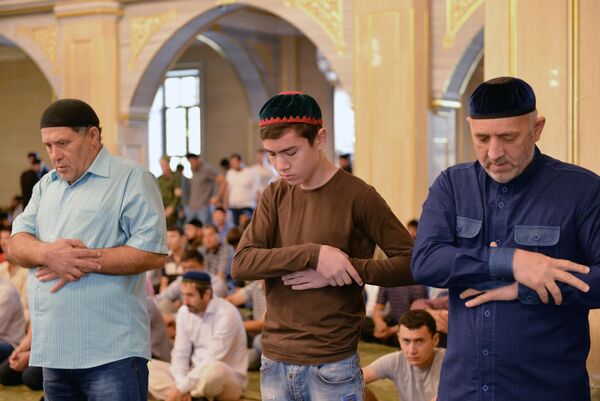 Мусульмане в день праздника жертвоприношения Курбан-Байрам в центральной мечети имени Ахмата Кадырова в Грозном