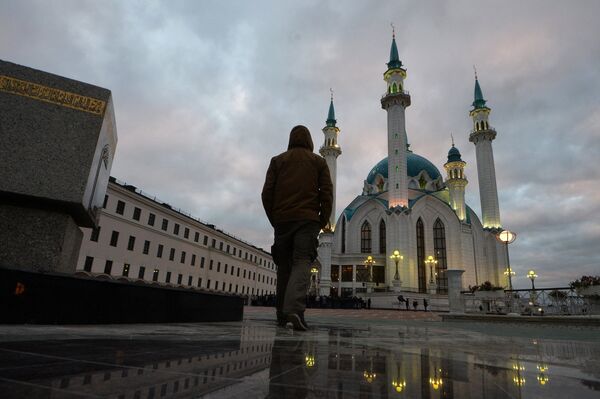 Мусульманин в день праздника жертвоприношения Курбан-Байрам возле мечети Кул-Шариф в Казани