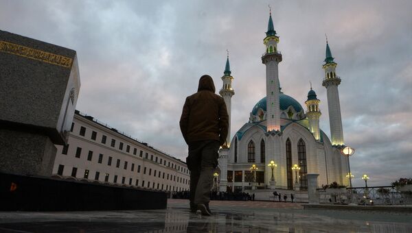 Мусульманин в день праздника жертвоприношения Курбан-Байрам возле мечети Кул-Шариф в Казани