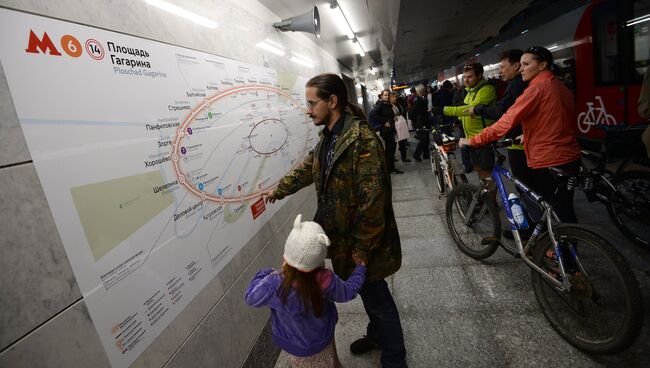 Пассажиры на станции Лужники Московского центрального кольца. Архивное фото