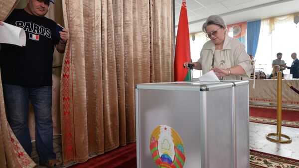 Избиратели голосуют на участке №509 в Минске во время парламентских выборов в Белоруссии