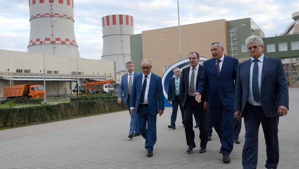 Заместитель председателя правительства РФ Дмитрий Рогозин (второй справа) во время посещения Нововоронежской АЭС в рамках поездки в Воронежскую область