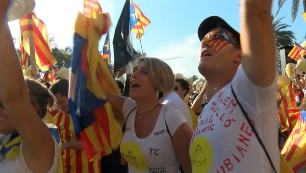 Тысячи барселонцев пели и танцевали на акции за независимость Каталонии