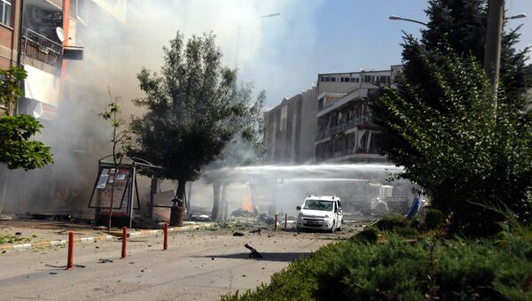 Пожарные на месте взрыва в городе Ван на востоке Турции. 12 сентября 2016
